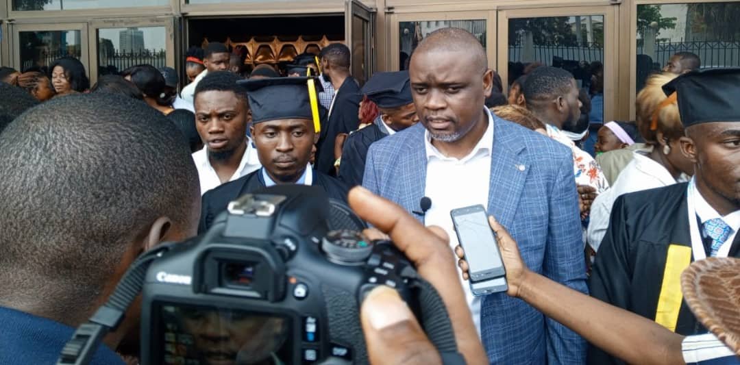 UNIKIN :  Patrick Onoya préconise 5 principes indispensables pour passer de l’académique au professionnel. UNIKIN :  Patrick Onoya préconise 5 principes indispensables pour passer de l’académique au professionnel.