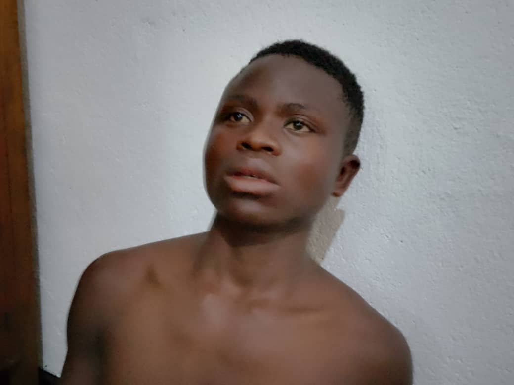 Flash :Ce mardi 19 septembre 23, un groupe des jeunes se réclamant des verandistes (groupe de pression évoluant dans la ville de BENI),ses sont attaqués farouchement à une jeep  militaire qui était pourtant en pleine mission de démantèlement des réseaux de collaborateurs des ADF/MTM dans la ville de BENI. Flash :Ce mardi 19 septembre 23, un groupe des jeunes se réclamant des verandistes (groupe de pression évoluant dans la ville de BENI),ses sont attaqués farouchement à une jeep  militaire qui était pourtant en pleine mission de démantèlement des réseaux de collaborateurs des ADF/MTM dans la ville de BENI.