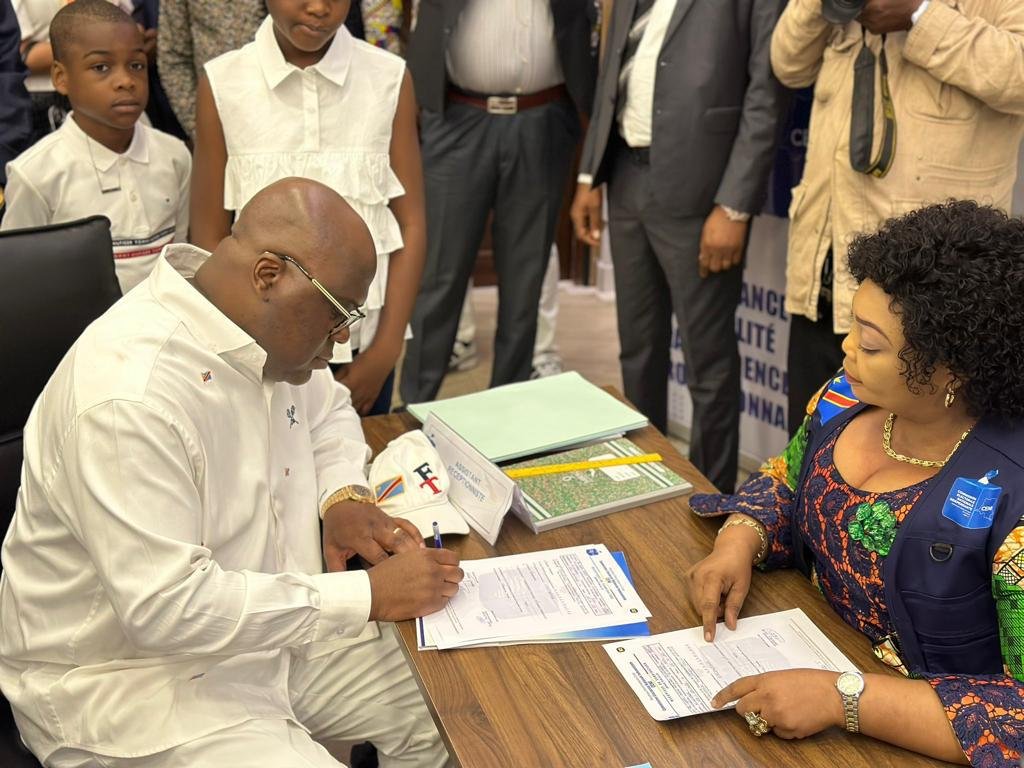 Candidat à sa propre succession Félix-Antoine Tshisekedi a déposé sa candidature à la Ceni Candidat à sa propre succession Félix-Antoine Tshisekedi a déposé sa candidature à la Ceni