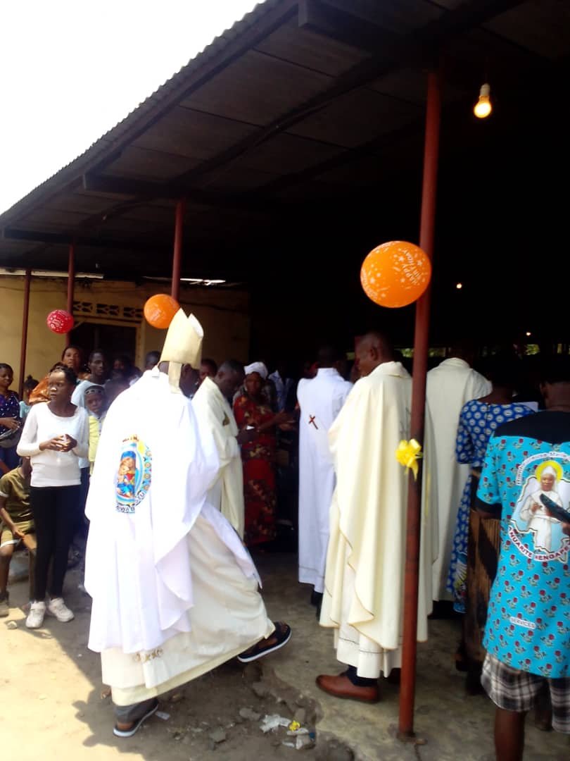 Commémoration de la 3ème année de la disparition de l’abbé Abdon Minengo: Évêque métropolitain,Louis Marie Canivet reconnaît les mérites de l’illustre disparu.