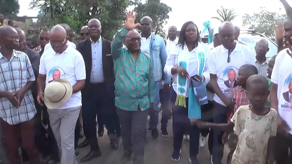 Province du kwilu, le sénateur Jean Philibert Mabaya porté en triomphe… Province du kwilu, le sénateur Jean Philibert Mabaya porté en triomphe…