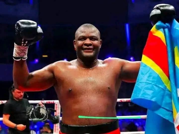 Boxe :  Martin Bakole contre les félicitations de François Kabulo après sa victoire sur Carlos Takam. Boxe :  Martin Bakole contre les félicitations de François Kabulo après sa victoire sur Carlos Takam.