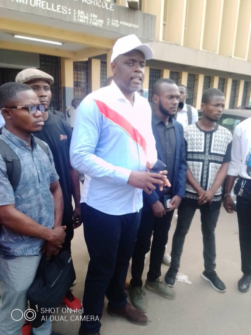 RDC : Le professeur et initiateur du projet un hectare pour un Étudiant Patrick Onoya récompensé par Modeste Bahati RDC : Le professeur et initiateur du projet un hectare pour un Étudiant Patrick Onoya récompensé par Modeste Bahati