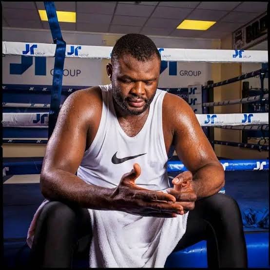 Boxe : Après le Combat jamais organisé
Martin Bakole encore à la recherche de  100.000 € Boxe : Après le Combat jamais organisé
Martin Bakole encore à la recherche de  100.000 €