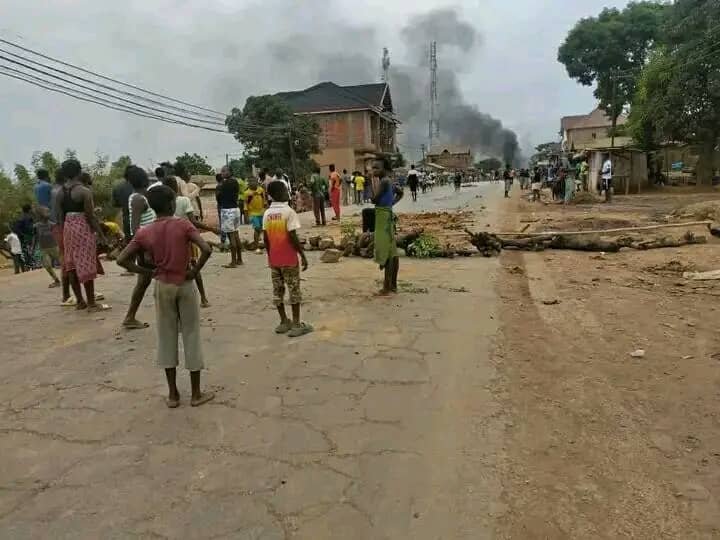 CONGO CENTRAL : LA MORT PAR EGORGEMENT D’UN POLICIER A KIMPESE INQUIÈTE CONGO CENTRAL : LA MORT PAR EGORGEMENT D’UN POLICIER A KIMPESE INQUIÈTE