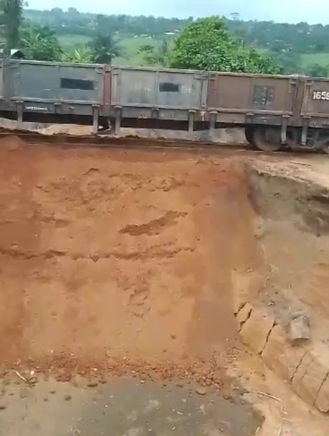 KASSAI CENTRAL : RENVERSEMENT D’UNE LOCOMOTIVE, AUCUNE PERTE EN VIE HUMAINE.. KASSAI CENTRAL : RENVERSEMENT D’UNE LOCOMOTIVE, AUCUNE PERTE EN VIE HUMAINE..