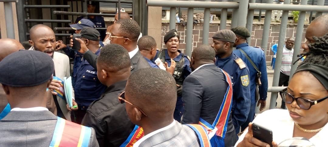 RDC : LES CONSEILLERS COMMUNAUX ARRÊTÉS ET MALTRAITÉS DEVANT LA CENI À KINSHASA RDC : LES CONSEILLERS COMMUNAUX ARRÊTÉS ET MALTRAITÉS DEVANT LA CENI À KINSHASA