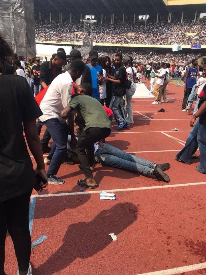 KINSHASA: LES RATÉS DU CONCERT DE MIKE KALAMBAYI À LA BASE DES MORTS ENREGISTRES KINSHASA: LES RATÉS DU CONCERT DE MIKE KALAMBAYI À LA BASE DES MORTS ENREGISTRES