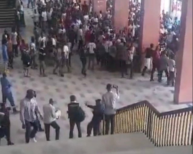 RDC: ASSEMBLÉE NATIONALE TRANSFORMÉE EN UN CHAMP DE BATAILLE PAR L’ UDPS KINSHASA… RDC: ASSEMBLÉE NATIONALE TRANSFORMÉE EN UN CHAMP DE BATAILLE PAR L’ UDPS KINSHASA…