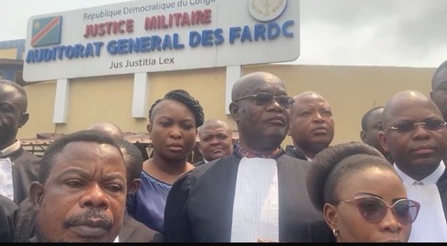 JUSTICE : LES AVOCATS PORTENT PLAINTE CONTRE LE GÉNÉRAL KIFWA JUSTICE : LES AVOCATS PORTENT PLAINTE CONTRE LE GÉNÉRAL KIFWA