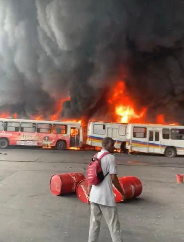 KINSHASA: DES BUS TRANSCO CALCINÉS PAR UN  INCENDIE À MASINA …               KINSHASA: DES BUS TRANSCO CALCINÉS PAR UN  INCENDIE À MASINA …
