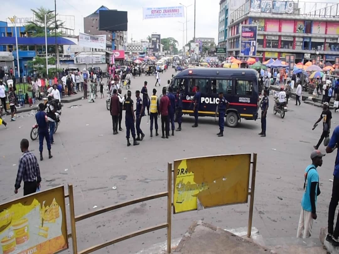 TRACASSERIES ROUTIÈRES À KINSHASA : LA POLICE MET LA MAIN SUR LES CONTREVENANTS TRACASSERIES ROUTIÈRES À KINSHASA : LA POLICE MET LA MAIN SUR LES CONTREVENANTS
