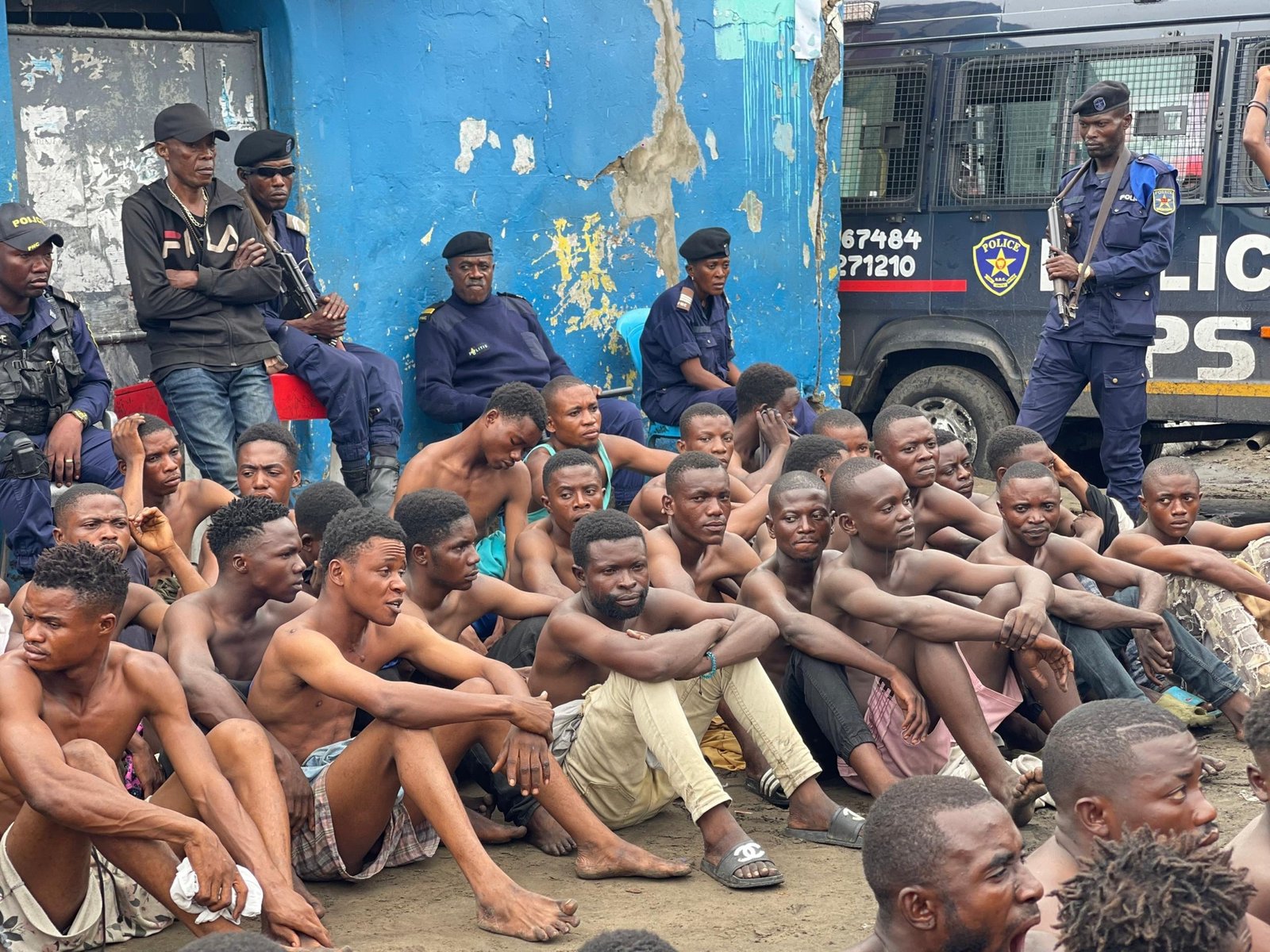 KINSHASA : 100 JEUNES PRÉSUMÉS KULUNA ARRÊTÉS AU QUARTIER CAMP LUKA PAR LA POLICE NATIONALE…  KINSHASA : 100 JEUNES PRÉSUMÉS KULUNA ARRÊTÉS AU QUARTIER CAMP LUKA PAR LA POLICE NATIONALE…