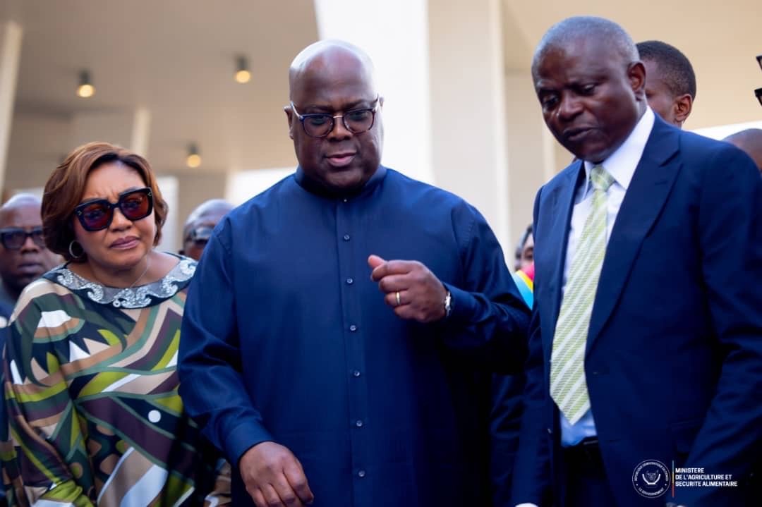 Haut Katanga-Campagne agricole : Tshisekedi remet des tracteurs et intrants au Gouverneur Jacques Kyabula ! Haut Katanga-Campagne agricole : Tshisekedi remet des tracteurs et intrants au Gouverneur Jacques Kyabula !