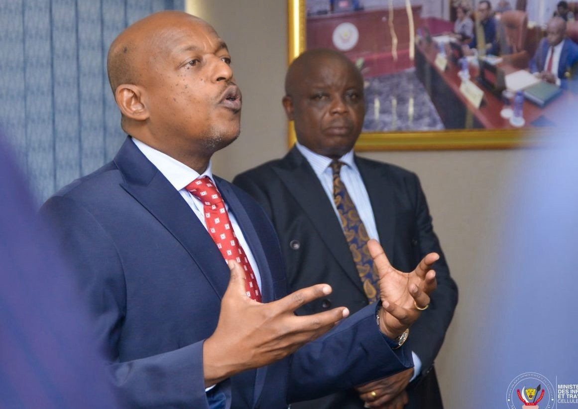 KINSHASA : APRÈS LA QUESTION ORALE AVEC DÉBAT, ALEXIS GISARO DE NOUVEAU FRAPPÉ PAR UNE MOTION DE DÉFIANCE À L’ ASSEMBLÉE NATIONALE…  KINSHASA : APRÈS LA QUESTION ORALE AVEC DÉBAT, ALEXIS GISARO DE NOUVEAU FRAPPÉ PAR UNE MOTION DE DÉFIANCE À L’ ASSEMBLÉE NATIONALE…