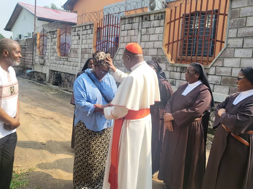 Kinshasa : DÉGUERPISSEMENT ILLÉGAL ET BRUTAL DES SOEURS CARMÉLITES, LE CARDINAL AMBONGO CONSTATE LE DÉGÂT SUR PLACE… Kinshasa : DÉGUERPISSEMENT ILLÉGAL ET BRUTAL DES SOEURS CARMÉLITES, LE CARDINAL AMBONGO CONSTATE LE DÉGÂT SUR PLACE…