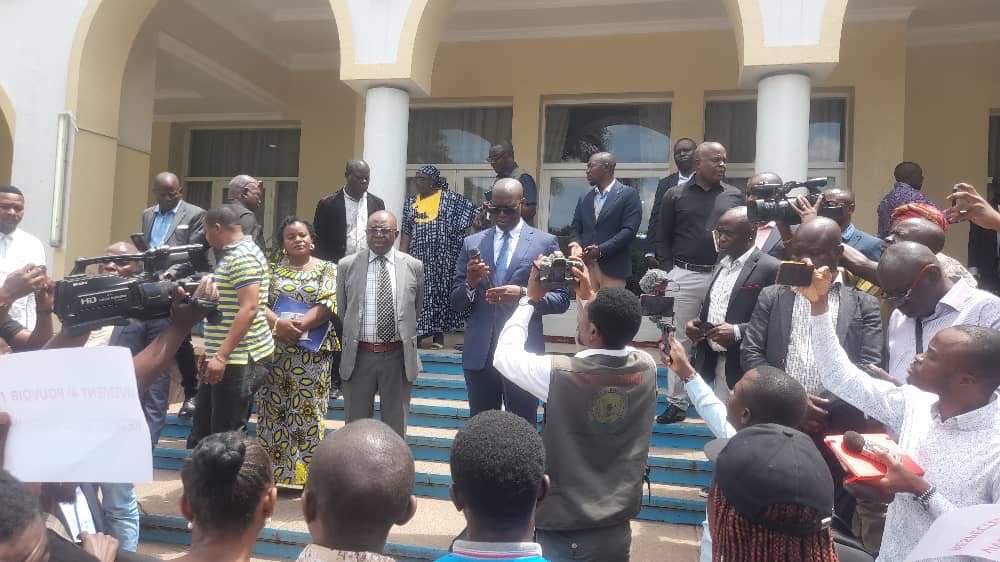 KATANGA : DES JOURNALISTES DANS LA RUE POUR EXIGER LA LUMIÈRE SUR L’ASSASSINAT DE PATRICK NUMBI…  KATANGA : DES JOURNALISTES DANS LA RUE POUR EXIGER LA LUMIÈRE SUR L’ASSASSINAT DE PATRICK NUMBI…