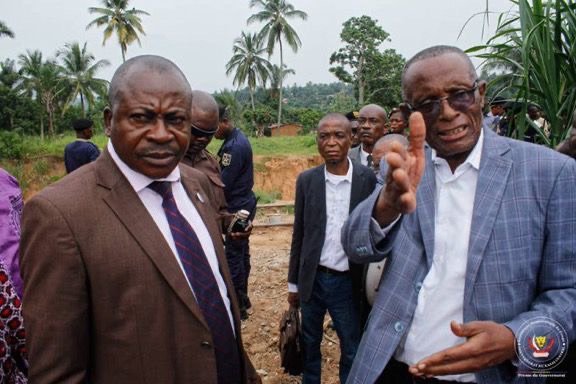 Kananga : des, mesures urgentes du Gouverneur Joséph-Moïse Kambulu pour sauver la voie ferrée menacée par un gigantesque ravin à Bena Kankonde (Lukonga ) Kananga : des, mesures urgentes du Gouverneur Joséph-Moïse Kambulu pour sauver la voie ferrée menacée par un gigantesque ravin à Bena Kankonde (Lukonga )