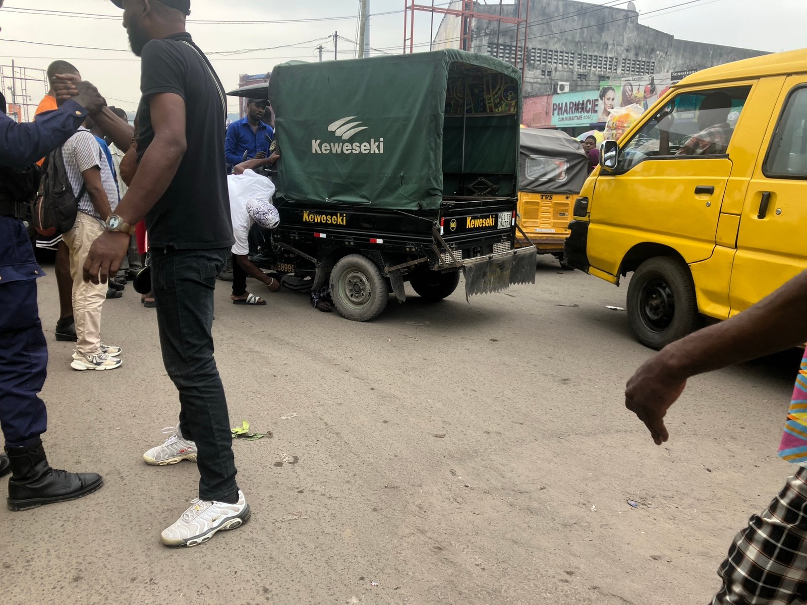 RDC/SOCIÉTÉ : FACE À LA TRACASSERIE POLICIÈRE , LE CONDUCTEUR D’UN TRICYCLE CRÉE UN SCANDALE A MATETE ! RDC/SOCIÉTÉ : FACE À LA TRACASSERIE POLICIÈRE , LE CONDUCTEUR D’UN TRICYCLE CRÉE UN SCANDALE A MATETE !