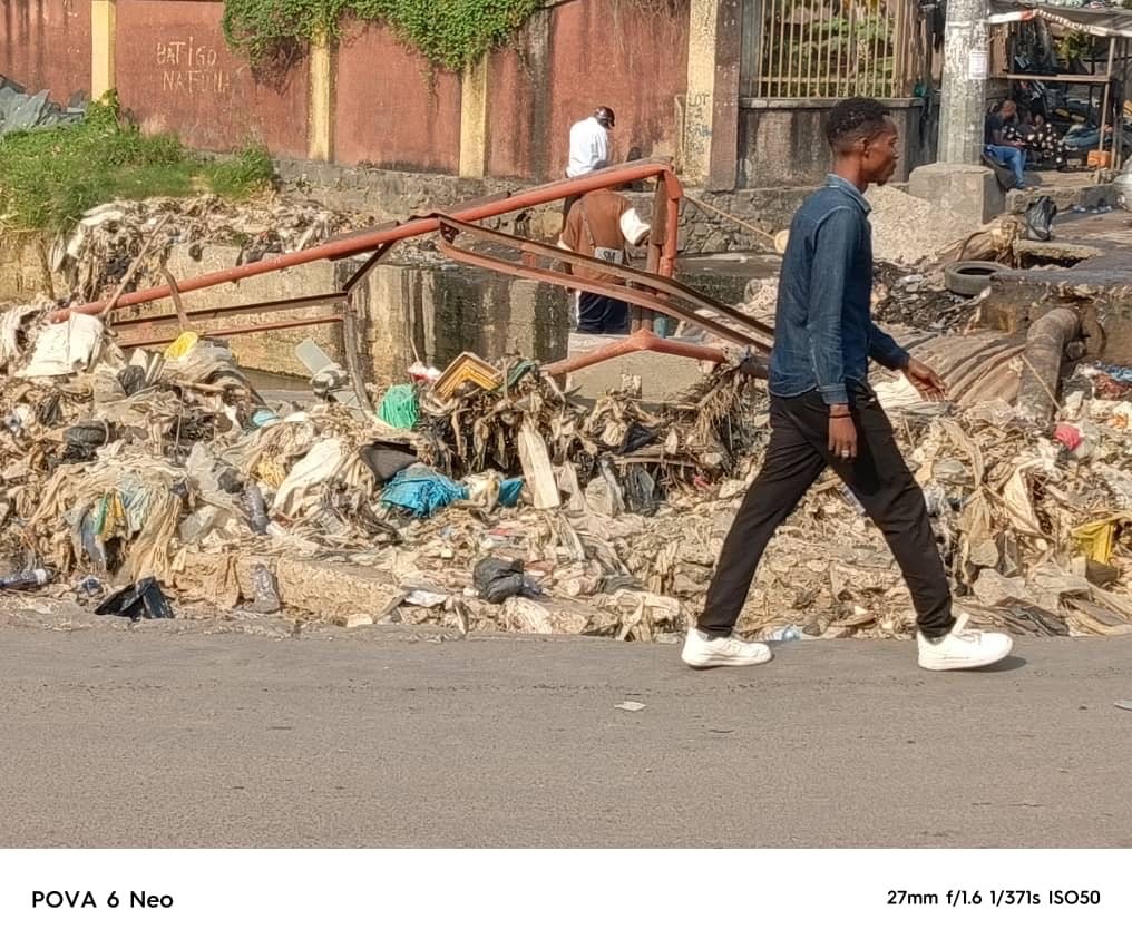 KINSHASA :  4 JOURS APRÈS L’ANNONCE  DES TRAVAUX  PAR L’EQUIPE BUMBA , AUCUN MOUVEMENT D’ENGINS SUR L’AVENUE VICTOIRE ! KINSHASA :  4 JOURS APRÈS L’ANNONCE  DES TRAVAUX  PAR L’EQUIPE BUMBA , AUCUN MOUVEMENT D’ENGINS SUR L’AVENUE VICTOIRE !