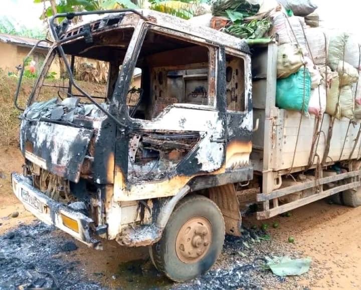 RDC : Véhicule et marchandises incendiés, des civils pris en otages par les terroristes ADF en Ituri RDC : Véhicule et marchandises incendiés, des civils pris en otages par les terroristes ADF en Ituri