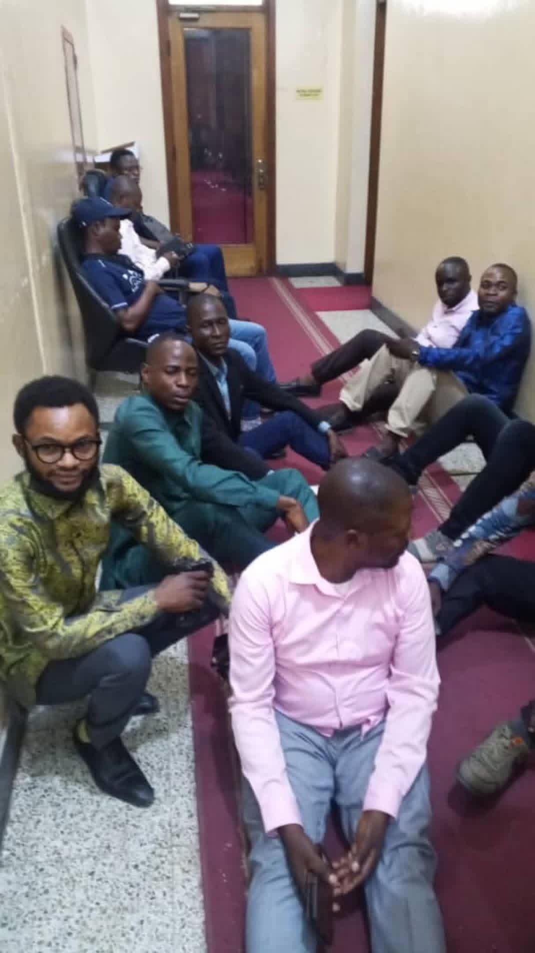 RDC : DOUBLE MOUVEMENT DE PROTESTATION À L’ASSEMBLÉE NATIONALE, LES ASSISTANTS PARLEMENTAIRES ET LE PERSONNEL ADMINISTRATIF MONTENT AU CRÉNEAU POUR EXIGER DE MEILLEURS TRAITEMENTS SALARIAUX RDC : DOUBLE MOUVEMENT DE PROTESTATION À L’ASSEMBLÉE NATIONALE, LES ASSISTANTS PARLEMENTAIRES ET LE PERSONNEL ADMINISTRATIF MONTENT AU CRÉNEAU POUR EXIGER DE MEILLEURS TRAITEMENTS SALARIAUX
