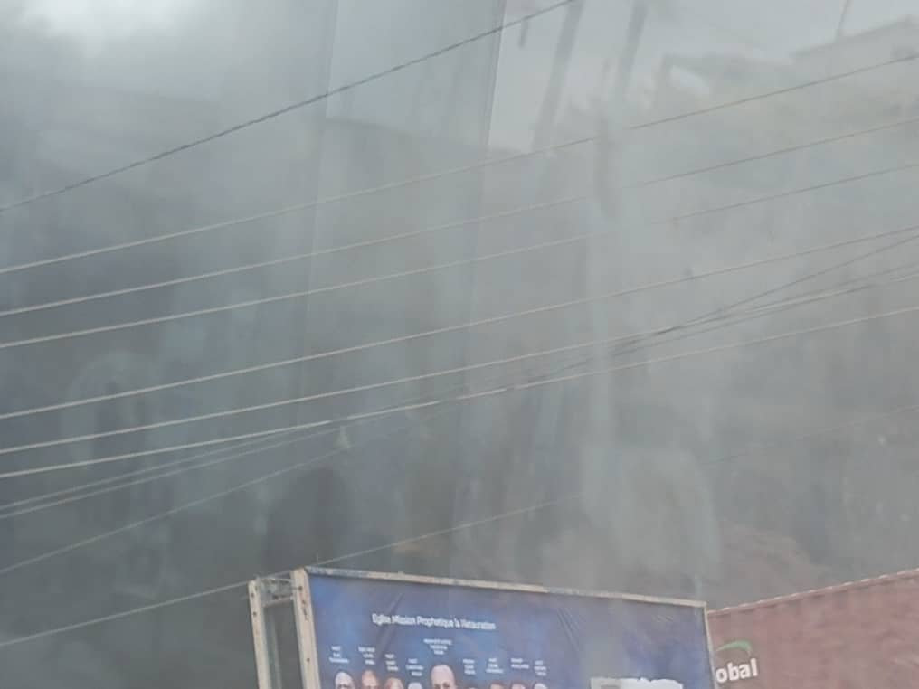 KINSHASA : LE CENTRE DE RECHERCHES GÉOLOGIQUES DES HUILERIES EN FEU KINSHASA : LE CENTRE DE RECHERCHES GÉOLOGIQUES DES HUILERIES EN FEU