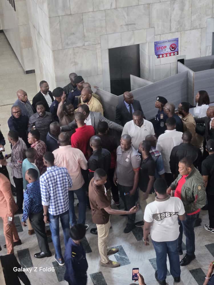 RDC : LA QUIÉTUDE À NOUVEAU PERTURBÉE À L’ASSEMBLÉE NATIONALE PAR LES ADMINISTRATIFS EN COLÈRE CE LUNDI 13 OCTOBRE 2025 RDC : LA QUIÉTUDE À NOUVEAU PERTURBÉE À L’ASSEMBLÉE NATIONALE PAR LES ADMINISTRATIFS EN COLÈRE CE LUNDI 13 OCTOBRE 2025