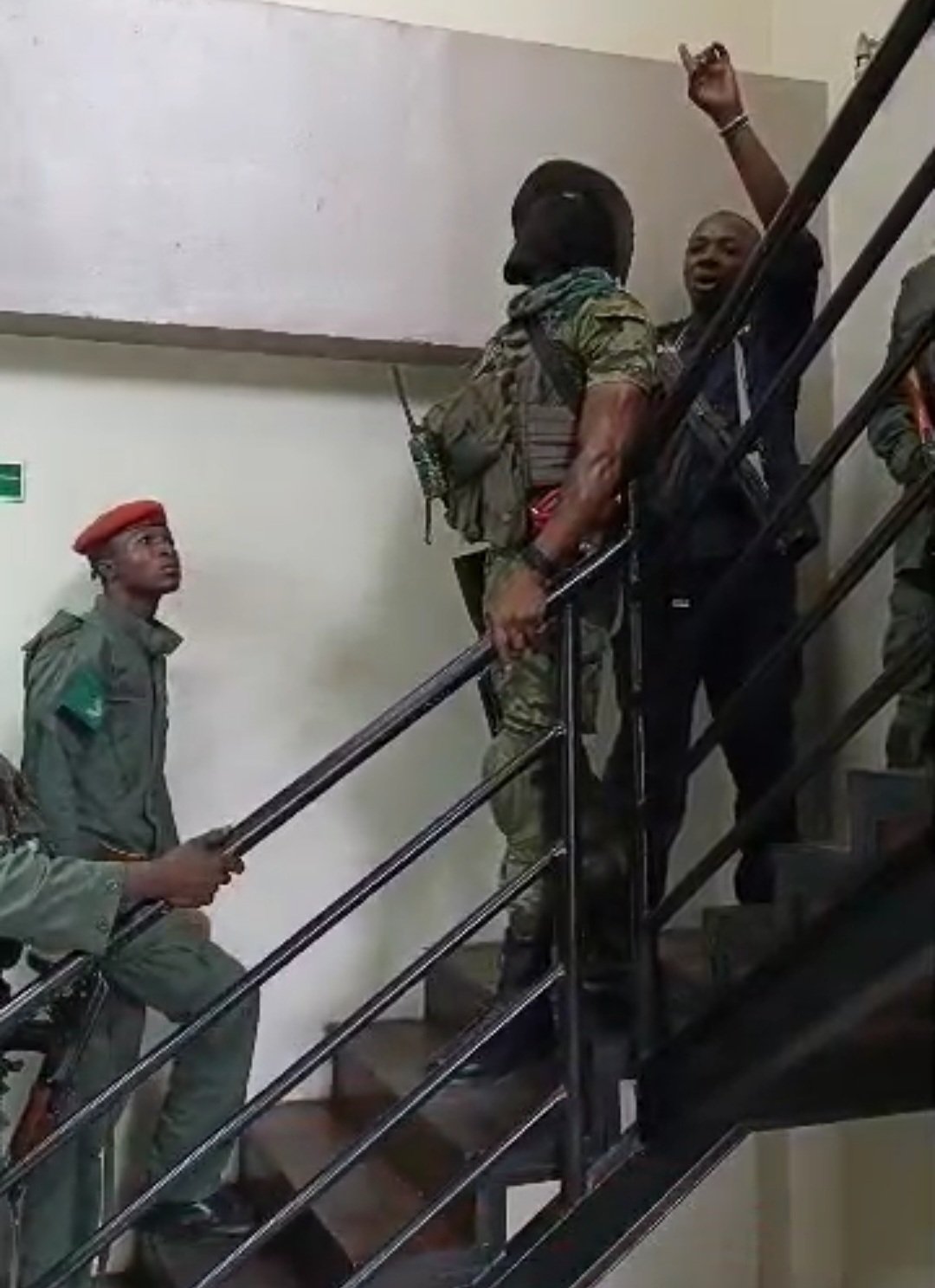 RDC : Braquage à l’agence Rawbank, les assaillants encore retranchés dans le bâtiment… RDC : Braquage à l’agence Rawbank, les assaillants encore retranchés dans le bâtiment…