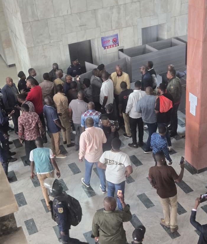 RDC : LA QUIÉTUDE À NOUVEAU PERTURBÉE À L’ASSEMBLÉE NATIONALE PAR LES ADMINISTRATIFS EN COLÈRE CE LUNDI 13 OCTOBRE 2025 RDC : LA QUIÉTUDE À NOUVEAU PERTURBÉE À L’ASSEMBLÉE NATIONALE PAR LES ADMINISTRATIFS EN COLÈRE CE LUNDI 13 OCTOBRE 2025