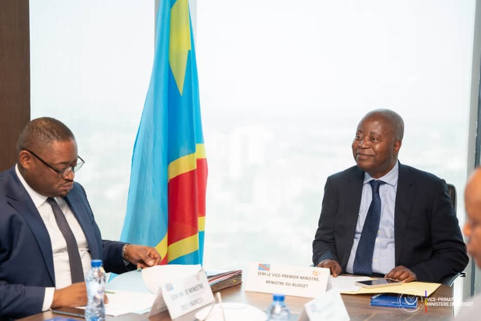 RDC : ADOLPHE MUZITO EN COLÈRE CONTRE DOUDOU FWAMBA QUI N’A ACCORDÉ QUE 10.000 FC AUX FONCTIONNAIRES SUR LES 25.000 FC D’AJOUT AU SALAIRE PRÉVUS