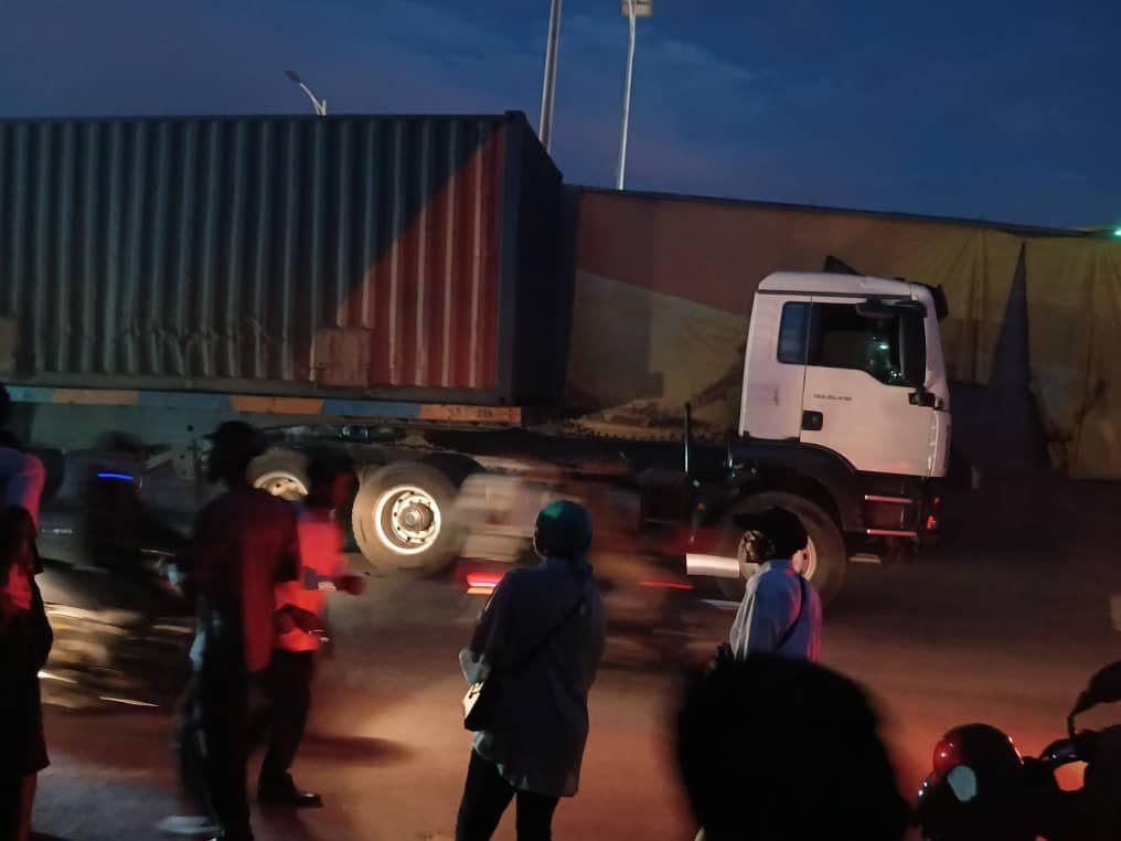 RDC / Kinshasa : L’IMPUISSANCE DES REMORQUEURS DE L’HOTEL DE VILLE FACE AUX CAMION – REMORQUES POURTANT EXTRÊMEMENT DANGEREUX SUR LA CHAUSSÉE …