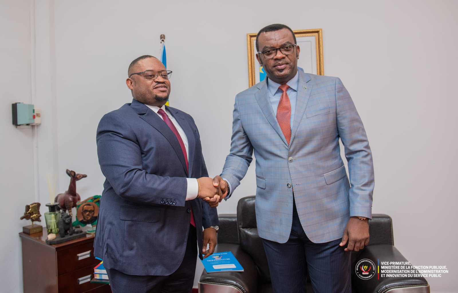 RDC : IMPATIEMMENT, LES AGENTS ET FONCTIONNAIRES DE L’ÉTAT ATTENDENT LEURS SALAIRES RDC : IMPATIEMMENT, LES AGENTS ET FONCTIONNAIRES DE L’ÉTAT ATTENDENT LEURS SALAIRES