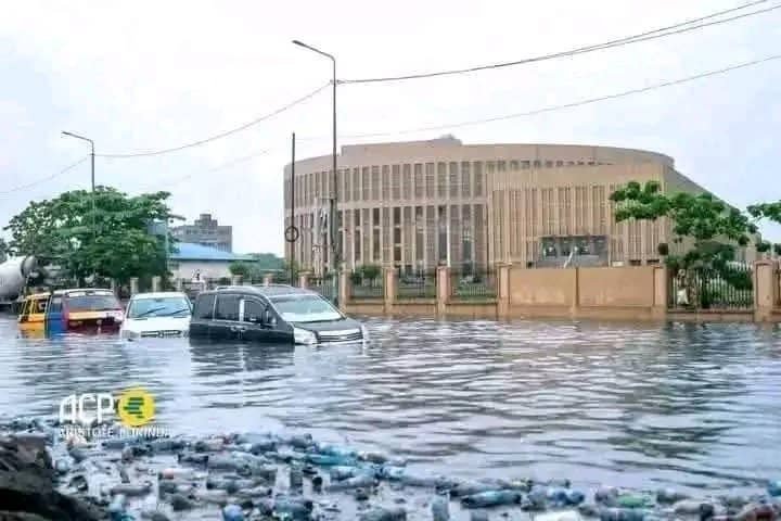 RDC / KINSHASA : RESPONSABLES DES INONDATIONS SPECTACULAIRE ET RÉCURRENTES, LES AUTORITÉS CONGOLAISES DOIVENT QUITTER LES ZONES NON HABITABLES QU’ILS OCCUPENT CONTRE LA LOI RDC / KINSHASA : RESPONSABLES DES INONDATIONS SPECTACULAIRE ET RÉCURRENTES, LES AUTORITÉS CONGOLAISES DOIVENT QUITTER LES ZONES NON HABITABLES QU’ILS OCCUPENT CONTRE LA LOI