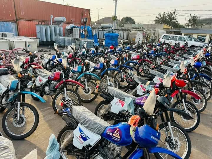 RDC : AMÉLIORATION DE LA QUALITÉ DE SERVICE DE LA SNEL LE DG TEDDY LWAMBA MET LE BOUCHÉ DOUBLE AVEC 79 MOTOS  AU PROFIT DES INGÉNIEURS ET LE SERVICE DE RECOUVREMENT               