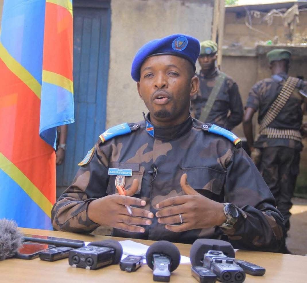RDC : ALERTE AU FAKE NEWS , LE CAPITAINE ANTHONY MWALUSHAY, PORTE-PAROLE DE L’OPÉRATION NGEMBA DANS LE GRAND BANDUNDU, EST LIBRE DE SES MOUVEMENTS ET EXERCE NORMALEMENT SES FONCTIONS
