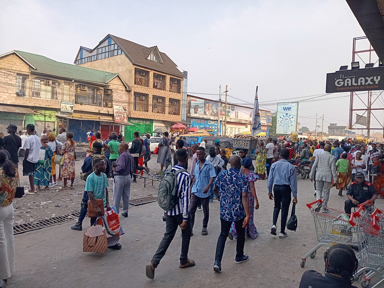 RDC / KINSHASA : LES CHAUFFEURS ET RECEVEURS DICTENT LA LOI, LES KINOIS PAIENT LE PRIX , PAS DE TRANSPORT CE LUNDI RDC / KINSHASA : LES CHAUFFEURS ET RECEVEURS DICTENT LA LOI, LES KINOIS PAIENT LE PRIX , PAS DE TRANSPORT CE LUNDI
