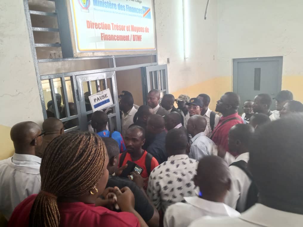 RDC : TENSION À LA FONCTION PUBLIQUE, LE BUREAU DE L’ORDONNATEUR DES COMPTES PRIS D’ASSAUT PAR LES SYNDICATS DU SECTEUR DE LA SANTÉ RDC : TENSION À LA FONCTION PUBLIQUE, LE BUREAU DE L’ORDONNATEUR DES COMPTES PRIS D’ASSAUT PAR LES SYNDICATS DU SECTEUR DE LA SANTÉ