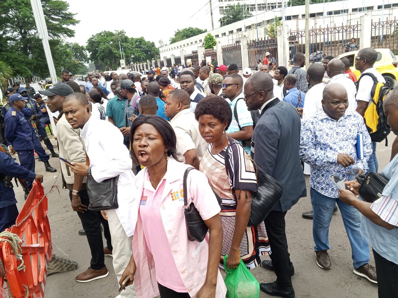 RDC : DOUDOU FWAMBA LA BÊTE NOIRE DES AGENTS ET CADRES DU SECTEUR DE LA SANTÉ, ÉNIÈME MARCHE POUR EXIGER LA PAIE COMPLÉMENTAIRE RDC : DOUDOU FWAMBA LA BÊTE NOIRE DES AGENTS ET CADRES DU SECTEUR DE LA SANTÉ, ÉNIÈME MARCHE POUR EXIGER LA PAIE COMPLÉMENTAIRE