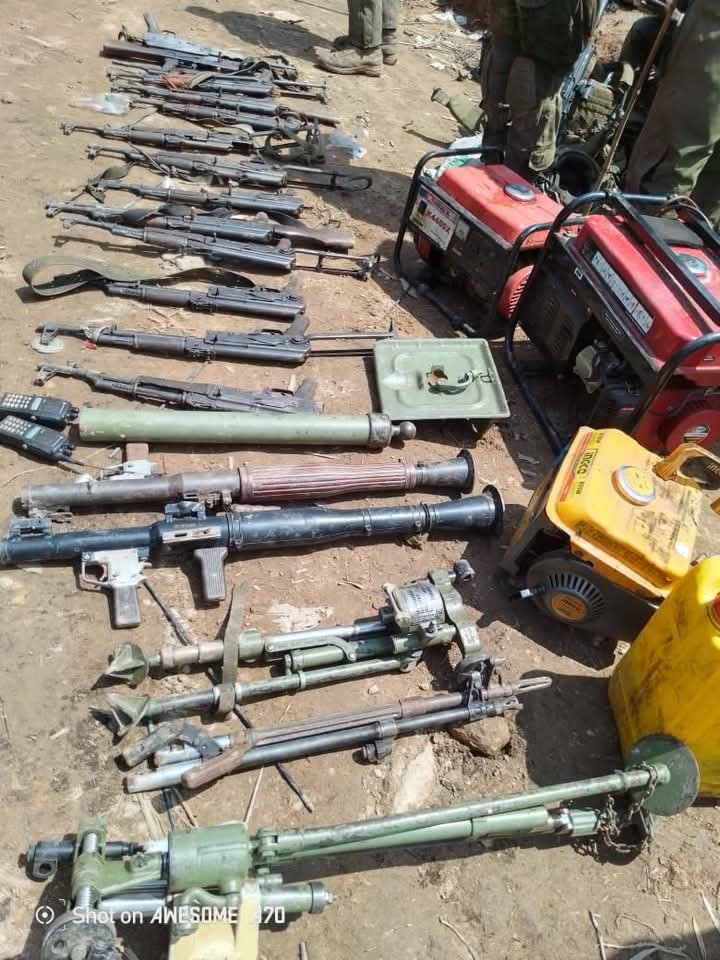 RDC : 20 REBELLES TWIRWANEBO, ALLIES DU M23/AFC NEUTRALISÉS ET DES ARMES DE GUERRE RÉCUPÉRÉES PAR LES FARDC A UVIRA RDC : 20 REBELLES TWIRWANEBO, ALLIES DU M23/AFC NEUTRALISÉS ET DES ARMES DE GUERRE RÉCUPÉRÉES PAR LES FARDC A UVIRA