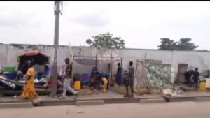 RDC / KINSHASA : CHASSÉS DU SITE DE L’ONATRA, LES ANCIENS OCCUPANTS DE PAKAJUMA S’INSTALLENT SUR LA ROUTE POIDS LOURD, UN DANGER PERMANENT <br>