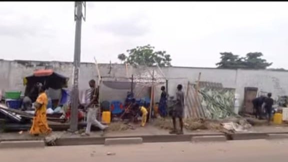 RDC / KINSHASA : CHASSÉS DU SITE DE L’ONATRA, LES ANCIENS OCCUPANTS DE PAKAJUMA S’INSTALLENT SUR LA ROUTE POIDS LOURD, UN DANGER PERMANENT 
