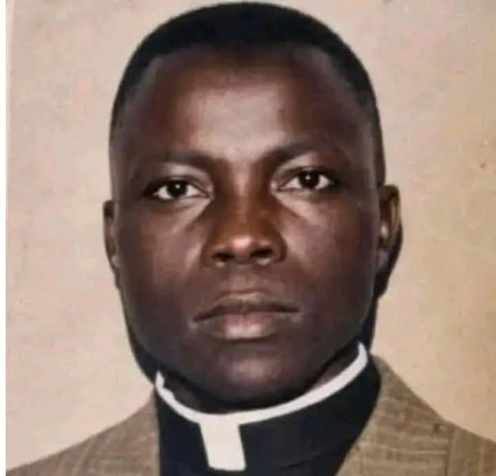 RDC : MEURTRE D’UN ABBÉ DE L’ÉGLISE CATHOLIQUE DANS LE MAI – NDOMBE , LA CENCO CONDAMNE ET EXIGE DES ENQUÊTES RDC : MEURTRE D’UN ABBÉ DE L’ÉGLISE CATHOLIQUE DANS LE MAI – NDOMBE , LA CENCO CONDAMNE ET EXIGE DES ENQUÊTES