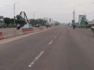 RDC : Un corps accidenté gît sur la chaussée du boulevard Lumumba à hauteur de la 14ᵉ Rue à Limete, sans réaction de la maison communale