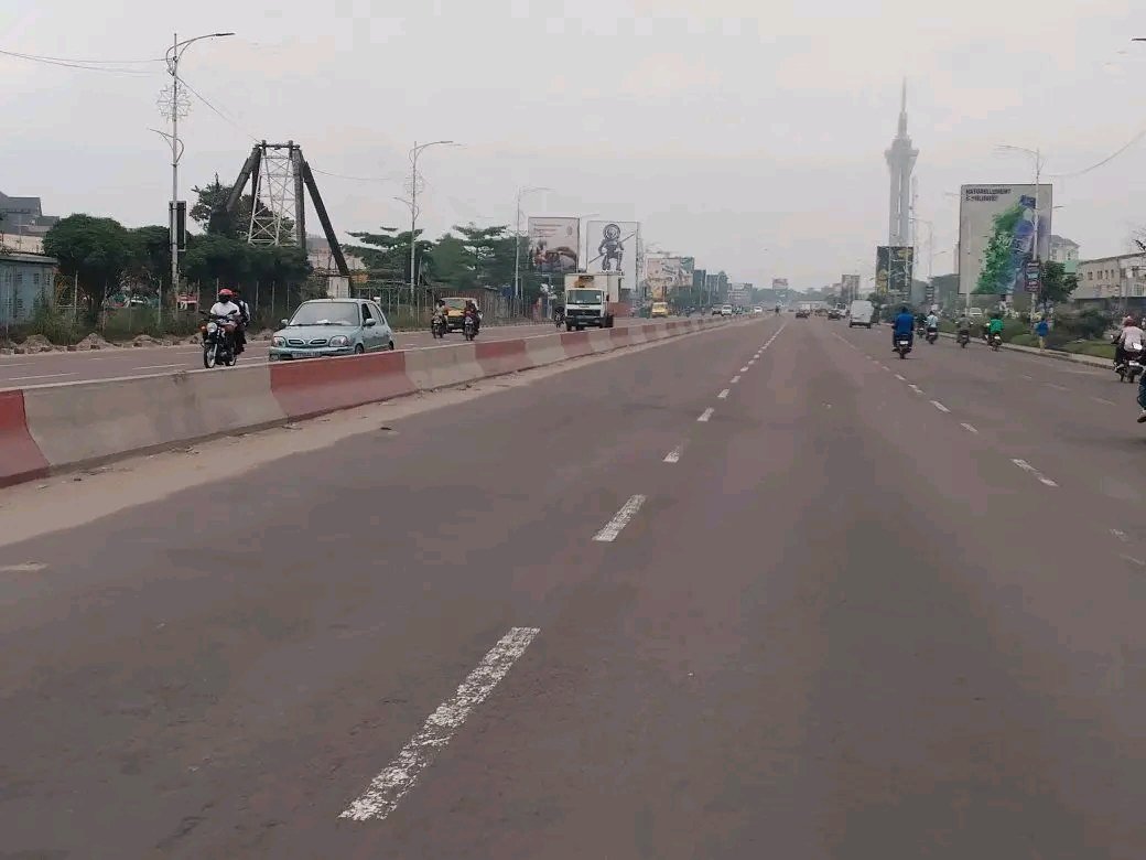 RDC : Un corps accidenté gît sur la chaussée du boulevard Lumumba à hauteur de la 14ᵉ Rue à Limete, sans réaction de la maison communale