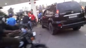 RDC : À KINSHASA,  CERTAINES STATIONS ESSENCE ONT FERMÉ TÔT D&rsquo;AUTRES PRIS D&rsquo;ASSAUT PAR LES MOTOCYCLES ET VENDEURS DE CARBURANT