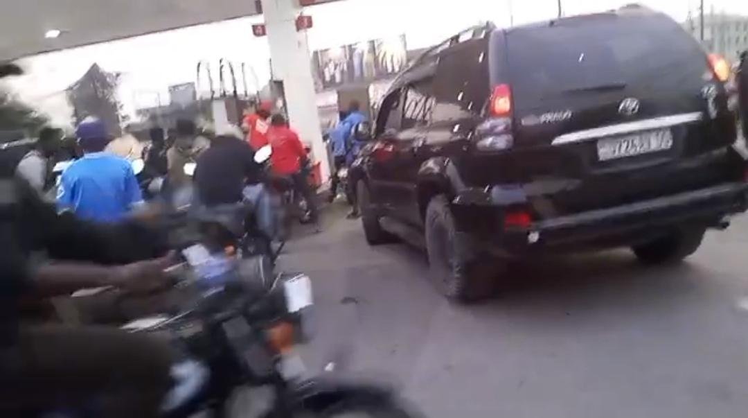 RDC : À KINSHASA, CERTAINES STATIONS ESSENCE ONT FERMÉ TÔT D’AUTRES PRIS D’ASSAUT PAR LES MOTOCYCLES ET VENDEURS DE CARBURANT RDC : À KINSHASA, CERTAINES STATIONS ESSENCE ONT FERMÉ TÔT D’AUTRES PRIS D’ASSAUT PAR LES MOTOCYCLES ET VENDEURS DE CARBURANT
