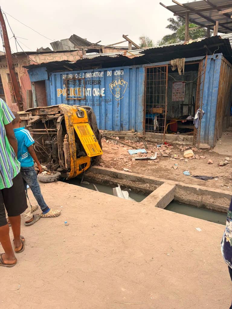RDC/KINSHASA : UNE FEMME SUCCOMBE D&rsquo;UNE BALLE PERDUE LORS D&rsquo;UN ÉCHANGE DE TIRS ENTTRE MILITAIRES ET POLICIERS DANS LA COMMUNE DE NGABA