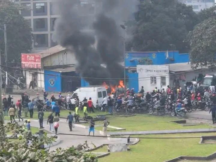 RDC : ÇA TIRE AU ROND POINT FORCE PUBLIQUE APRÈS LE DÉCÈS D&rsquo; UN MAUTOCYLISTE