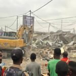 RDC :LE BULLDOZER DE L&rsquo;HÔTEL DE VILLE EN ACTION POUR DEGAGER LA VOIE PUBLIQUE en action DANS LA COMMUNE DE NGALIEMA